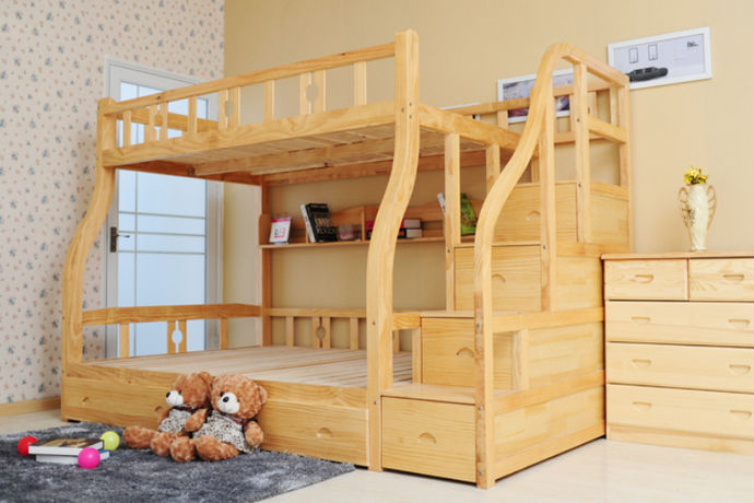 双层床房间布置图片是指的儿童房中为两个宝宝准备的双层床的布置效果图。其实双层床也可以称之为高低床，就是一个宝宝住在上铺，一个宝宝住在下铺，与一些大学中的八人间的宿舍是差不多的。孩子生活在这样的空间中，及早的体验大学宿舍里面的住宿条件也是非常不错的。