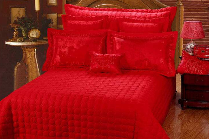 婚床床盖是指的复杂一点的床单，具体指的是床单上面的3个边贴上一层面料，再挂上好看的装饰线，且将2个角做成圆形，这样的床单看起来的垂感非常好，可以让婚床整体看上去非常的有型。一般来讲，市面上常见的欧式床单都属于床盖。