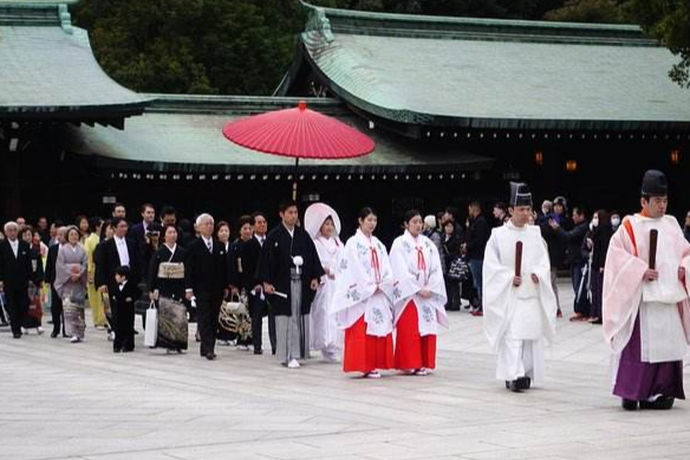 日式婚礼是指日本民俗的结婚形式，在日本他们认为婚姻是人生的重大转折点，因此对于结婚的事情也非常珍重，日系婚礼大多数都是与宗教仪式相结合的，按照日本的传统，两个年轻人从见面相识到缔结婚约以及彩礼和婚宴等等都有很多的规矩，如果操作不好很容易受到批评。正因为日本人的重视程度，所以他们那里的少女在准备结婚之前都要去婚前培训班学习必要的礼仪。