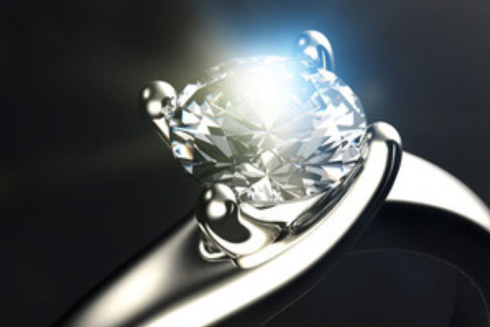 钻石除了有代表爱情的象征外，人们最关心的就是它的价格，九在中国有长长久久的含义，因此很多人在购买结婚戒指的时候都会把戒指的价格尾数定为9，寓意着幸福永远。而九克拉钻戒同样也有长长久久的含义，但是一克拉的钻石价格尚且在三万到二十万之间徘徊，九克拉钻戒价格对于普罗大众而言，更是天文数字。