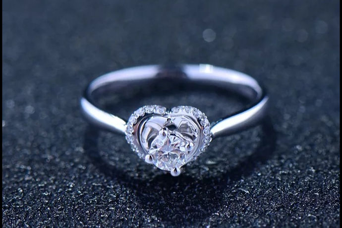 近几年钻石戒指的市场异常火爆，相对于黄金首饰在搭配上比较单一的效果，钻石首饰无论是在日常搭配上还是婚宴酒会上都非常显气质又得体。对于年轻一代的男女来说，他们更倾向于选择钻戒作为结婚戒指，而pd950钻石戒指就是专门为年轻人打造的全新材质的钻戒。