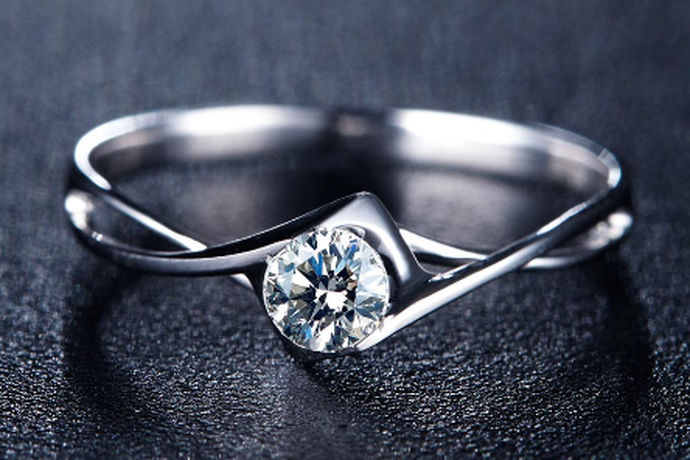说起pt950钻石戒指，很多人都一头雾水，但如果说铂金钻戒，肯定无人不知无人不晓。作为最受欢迎的钻戒材质，它无论是从光泽度还是款式、保值率都非常符合人们的要求。洁白晶莹的外在就如同男女之间纯洁无暇的爱情一般，pt950钻石戒指一经亮相，就迅速成为结婚戒指市场的新宠。