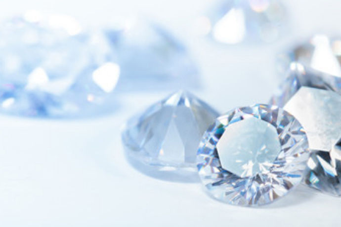 钻石净度指的是钻石的内含物和外部缺陷。根据从这两方面瑕疵也数量和大小，美国宝石学院的GIA标准把钻石净度从高到低划分出不同等级，等级越高钻石的价值也越大。近几年钻石市场越发火爆，而最受消费者青睐的就是净度等级为vs和vvs钻石首饰。那么这两种钻石净度对比有哪些区别呢？