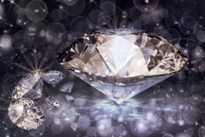 钻石净度等级越高，它的价值和品质也越高。影响钻石等级的内部瑕疵被称为内含物，外部的缺陷被称为表面瑕疵，通常情况下内部瑕疵都是天然形成的，表面瑕疵则是钻石在抛光打磨过程中造成的损伤。