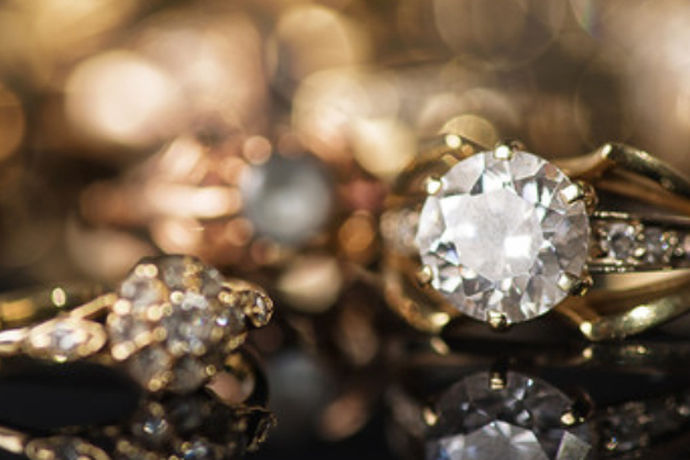钻石是一种贵重晶体，在民间也拥有很高的认可度，自从它跻身于首饰一族以来，凭借良好的通透度、闪亮度成为如今婚配嫁娶时的首选首饰。一颗好的钻石价格昂贵，其品相完美也具有很高的收藏价值，如今购买钻石一般会前往专业店铺，会看到严格的证书和钻石鉴定标准。
