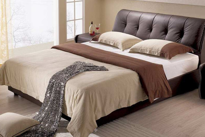 双人床婚床是指的两个人睡觉的婚床。双人床实际上就是根据两个人的体型而设计的床，这里所说的两个人的体型是常见的人体体型，当然也有不同的尺寸大小。双人床的标准尺寸都是1.8乘以2米的，也有2米乘以2.2米的，到底选择哪一个尺寸标准还是要看两个人的具体情况。