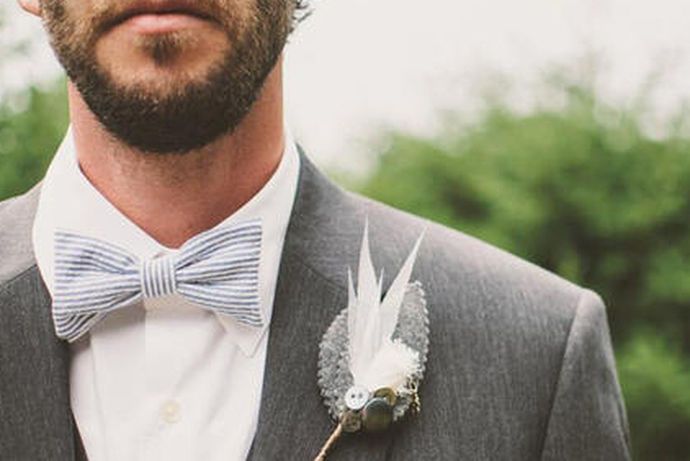 在婚礼上新郎领结搭配一套精美的礼服已经成为一种时尚趋势。正式的领结搭配黑色或者白色的衬衫礼服，极其高贵正式，应该永远也不会过时。不同的新郎不同的礼服衬衫就要搭配不同的领结，这里面有很多的注意点。