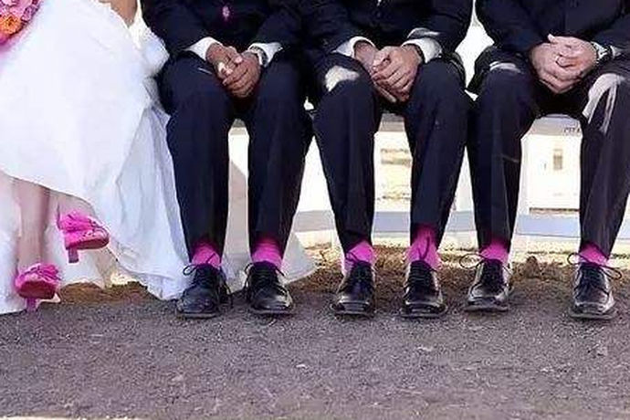新郎参加婚礼一般都会选择穿西装或者是礼服以表自己的尊重和重视，那么不同的着装就是要搭配不同的婚鞋。新郎皮鞋搭配推荐就是教给各位新郎如何在琳琅满目的婚鞋中选择合适自己的皮鞋。