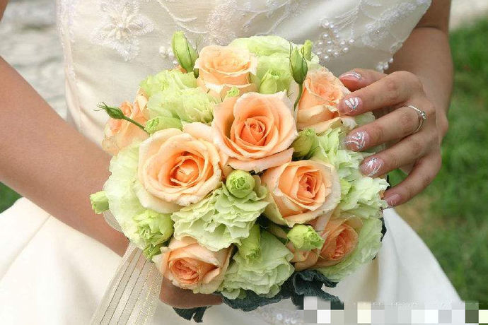 球形手捧花是新娘结婚是最常用的手捧花种类的一种，一般是用二到三种花卉组成，花束的朵非常大，从中间到四周呈球状延伸开来，花的颈用丝带扎起来，看起来玲珑剔透，特别好看，搭配白色的婚纱能够很好的提高色彩度。
