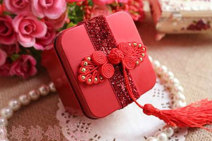 中式喜糖盒就是极具中国风的喜糖盒设计，它与西式的喜糖盒有很大的区别，中式的喜糖盒讲究喜庆，通常以大红色为底色，搭配中国风元素，整体看上去高大上，一起来看看下面的几款中式喜糖盒品牌。