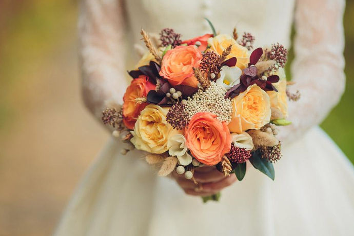 我们都知道每种花都有着属于它的独特而又浪漫的花语，而婚礼上的新娘手捧花也有着独特的花语，不同的花朵做成的新娘手捧花的含义也不同，但都是寓意着一场婚姻的幸福开始。