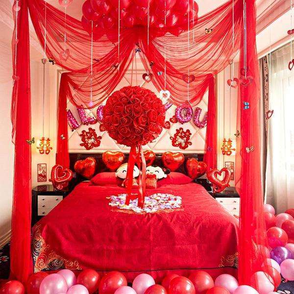 都是不喜欢传统的红色的婚床布置加上大红喜字简单一贴的婚房布置方法