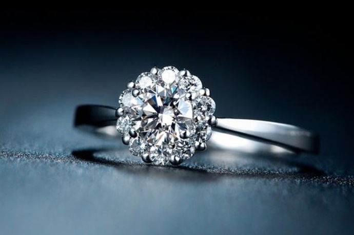 钻石戒指是一种常见的佩戴品，具有诱人的光泽和很强的观赏性，是如今婚配时的必备物品。钻石戒指分为两部分：白金托+钻石。而所谓的钻戒回收，其实就是钻石回收，价格的高低主要取决于钻石的品质和克重，因此很多具有收藏眼光的人士会挑选一些品质上乘、克重较高的钻石，以待后期回报。