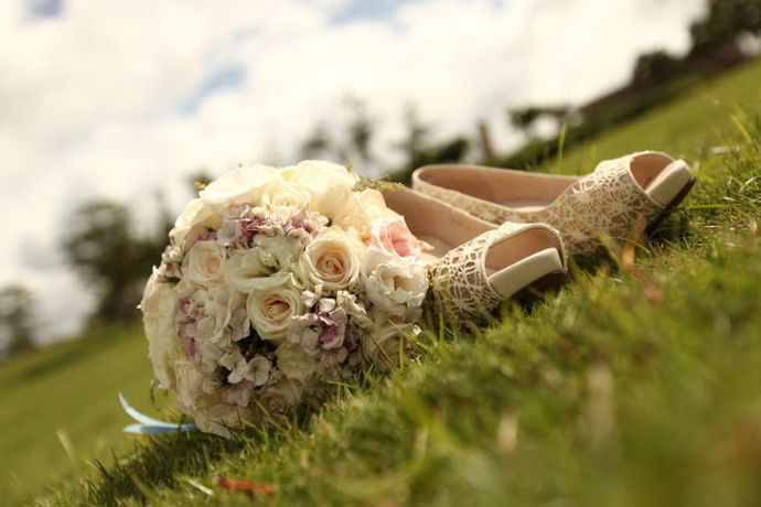 婚礼生活只有一次，漂亮的婚纱必须配备一双舒适的婚鞋以锦上添花。针对不同季节举办的婚礼，就需要准备不同的婚鞋。本文推荐的几款婚鞋是适合在秋季举办婚礼的适合穿着的，有秋季婚鞋图片做展示，希望每个女孩都能有自己理想的婚鞋。