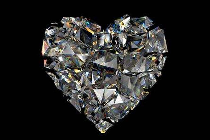 钻石切工对钻石的影响，钻石切开之后，它分为几个等级？而且不同的等级，同样也取决于钻石最后的价格。作为一个手艺人，在进行钻石切割的时候，都会做到谨慎再谨慎。那么具体钻石切工对钻石的影响有哪些？下面问题就做了详细介绍，你可以更进一步的了解一下。