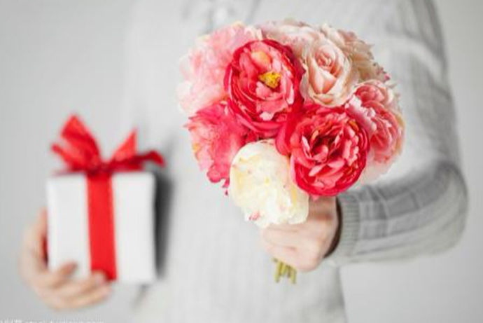 很多人都会觉得，给朋友送生日礼物很简单，因为长久的相处彼此都很了解对方喜欢和需要的东西。而送结婚纪念日礼物则不同，不仅需要考虑到朋友的感受，更重要的是考虑朋友另一半的感受。那么，送朋友结婚纪念日礼物到底应该从哪些方面着手呢？