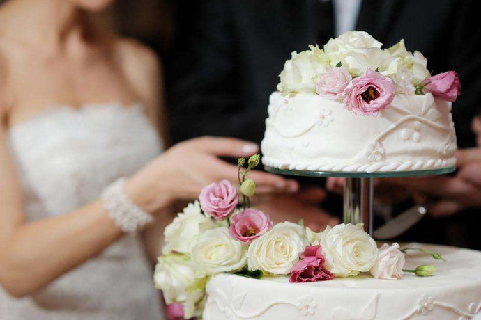婚礼蛋糕如何挑选也是时下婚礼的新热，不管是中式和西式婚礼，新人都喜欢用到蛋糕，不管是室内婚礼还是户外婚礼，同样也少不了蛋糕的点缀。婚礼蛋糕是需要新人好好挑选的，以下我们就来看看有哪些攻略呢？