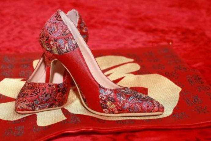 在中国人的婚礼上，最重要的就是喜气吉利。因此，婚礼上用到的各个物品的颜色都会很受到关注，都有进行精挑细选。新人们在准备婚礼时也需要注意的一个细节就是结婚忌讳什么颜色的鞋，提前做好挑选婚鞋的相关准备以免犯了禁忌。