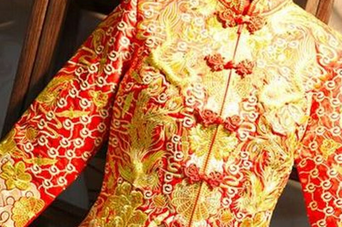 龙凤褂是中国特有的一种传统的婚礼服饰，现在越来越多的年轻人选择举办中式婚礼，在中式婚礼上通常也会选择穿龙凤褂作为婚礼服饰。同时在中国的传统习俗中，龙凤褂的寓意是非常吉祥的，这也与新人们向往的婚礼的美好祝愿相符合。