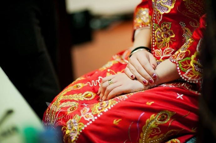 龙凤褂是一种承载着中国文化传承的中式经典嫁衣，每一丝每一线的刺绣中，都梭织手艺都带有温度与情感。传统的龙凤褂作为婚礼上的服饰，寓意着喜庆吉祥，近来在中式婚礼和造型中，龙凤褂新娘造型被越来越多的准新娘喜欢。