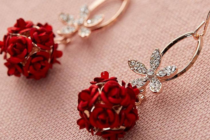 韩式新娘耳环与中式耳环的初衷都是为了让新娘更美、更漂亮。中式耳环一般比较保守奢华，内敛中包含一种高贵，低调中带着一丝沉稳。外形设计通常是整体呈对称的，而款式设计一般以珍珠为主要元素，加以贵金属的点缀、包装、加工。而韩式新娘耳环款式多样自由。