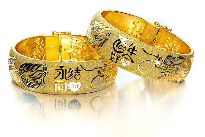 在中国人的传统观念中，黄金一直被视为高贵的象征，大到黄金摆件，小的黄金首饰都受到不同程度的追捧。特别是黄金首饰，一直都被当作是结婚生子的贺喜之物。选购黄金首饰，国人最注重的就是黄金的纯度，纯度越高，人们购买的欲望也越大。许多以黄金首饰起家的珠宝品牌在国内尤其受欢迎，例如六福珠宝和周大福。