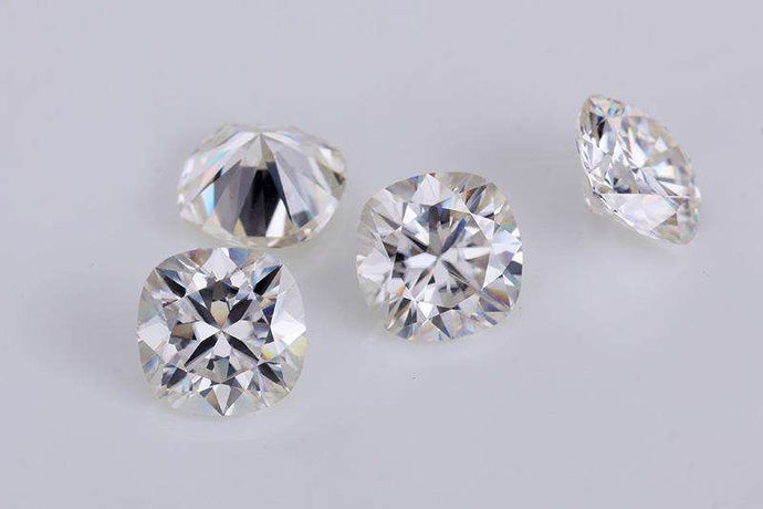 国际钻石重量通用标准，1克拉=200毫克=0.2克。1克拉以下的钻石用分来表示，1克拉=100分，即0.1克拉=10分 60分=0.6克拉。0.60克拉钻石精致小巧与一款设计时尚的戒托，价格相对来说会比较实惠，深受很多优雅的女性的喜爱。