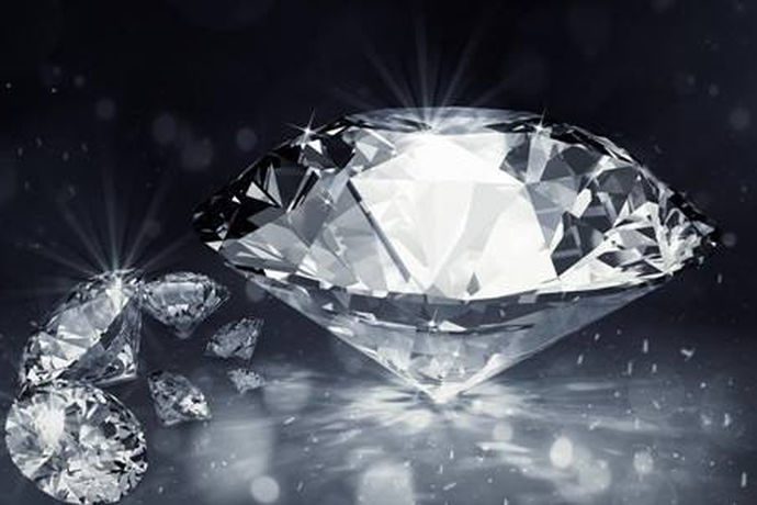 钻戒是根据克拉重量的不同，有30分、40分、50分、1克拉等进行分类。一般来说，较常见的了裸钻是在30分至1克拉之间。1.5克拉的钻戒已经是最大的了，那么这样的裸钻价格高不高呢?