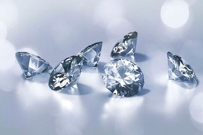 1克拉的钻石=100分，而市面上经常看到的是30分、40分、50分100分等的钻石，100分也就是1克拉。也是大家喜闻可见的钻石大小。钻石的大小大家都有一定的了解了，那么1克拉的裸钻大概需要多少钱呢？