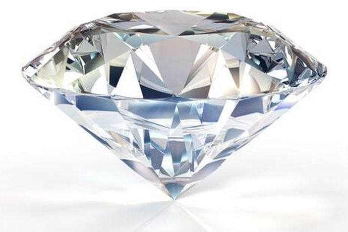 钻石产品的特点，是天然材料，人工加工精制与打磨，拥有极好的产品宝石的魅力，又有人工加工之后的设计感和多样性。目前比较普遍的钻石的等级分级标准当中，以精制加工的品质特色，形成了严格的分级标准。而等级不同，有明显的价格差别，四种类型四种标准，有着很明确的分级特色，需要进行四个方面的全面对比，才能得到准确的分级。颜色以无色为最佳，净度是越完美越好，切工是看成色，克拉是质量。