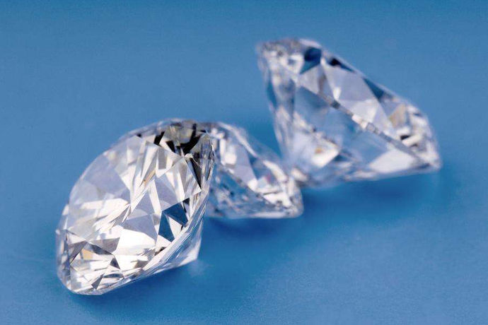 要对钻石的品级进行全面的判断与对比，必须要考虑在准确的进行分级定位的基础上，进行品级的判定，价格的判断。钻石4c是什么，这就是一个确定钻石品质与级别，价值与价格的基本标准。而钻石到底值多少钱，一定要从这四个层面来进行判断，才能确保价值确定得合理而专业。4c标准分别是钻石的颜色，钻石的净度，钻石的切工，钻石的克拉四个方面，每个方面有不同标准，综合判定最终价值。