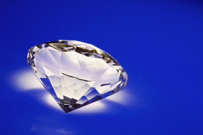 钻石4c优劣的对比，是从四个方面，进行分别对比的基础上，再有具体的综合着判断其优劣的标准。所以四个层机的具体标准中，钻石颜色与钻石净度，属于天然材料方面的对比，是判定其优劣的关键点，是进行钻石品级与价值确定的基础。当然天然材料最后加工成为成品，价值几何又有了新的判定，这时候就有了钻石切工与钻石的克拉重量的标准，是保证钻石可以得到广泛应用，又有品级价值对比的方法。