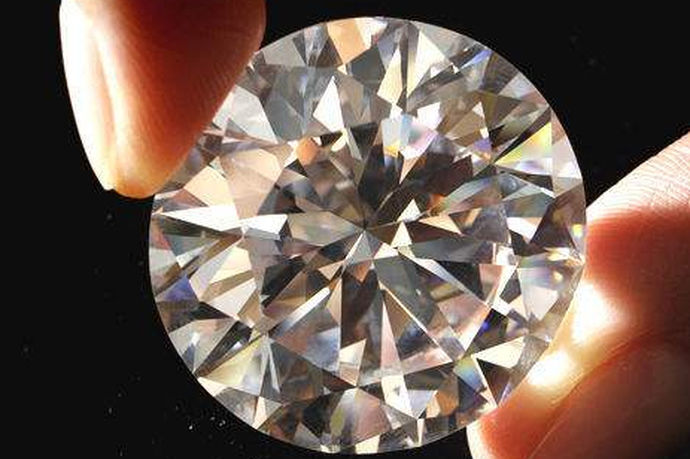 人工钻石是一种经过专业的技术人员精心培育出来的一种钻石，它的制作成本相对来说更低一些，而且制作方法也会更简答一些，所以现在市场上贩卖人工钻石的商家也非常多。人工钻石的外形和真正的钻石外形一样，不会有太大的差别，而且做出来的饰品种类也会更多一些，所以对于顾客来说，如果想要购买人工钻石，这也是一个非常好的选择哦。