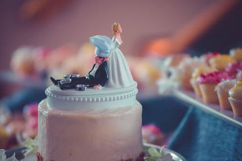 婚礼蛋糕顶部装饰品布置