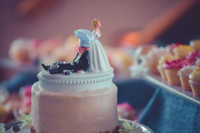 婚礼蛋糕顶部装饰品布置是指新人想要举办一场充满创意的婚礼需要用在婚礼蛋糕上的装饰品进行布置的方法和步骤，婚礼是由很多个细节共同组成的，每一个细节都体现了婚礼的创意和独特之处。对于婚礼的蛋糕装饰用品大家也可以多加选择，为的就是更加吸引人的眼球。