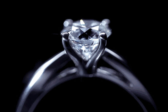 对于戒指，人们已经厌烦了千篇一律的流水线定制模式，而更倾向于定制钻石戒指。定制钻石戒指独特性、创新型极强。每一对新人都希望自己的婚礼是独一无二的，当然对于钻戒也是同样的，那么，定制钻石戒指是一个不错的方法。