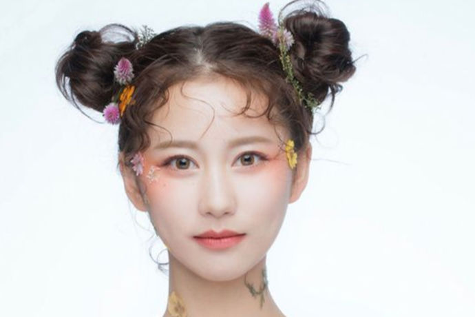 日式新娘发型图片里面无论是面部妆容还是发型总体上还是比较现代化的，虽然日本人很讲究他们过去的仪式，但是就现在而言，他们的现代婚礼也是很不错的。日系的女孩子一般走的都是可爱风格，这也很适合中国一些长得小巧到女孩子，所以他们的发型在中国还是比较有市场的。