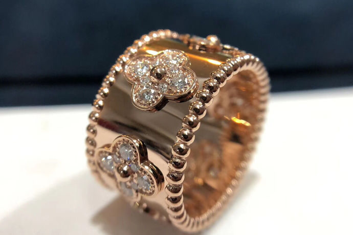 梵克雅宝戒指——梵克雅宝也是一个闻名于世的珠宝，这个珠宝之所以出名，不仅仅是因为它的百年传承，更是因为他非常独特的设计灵感，那么小编今天就来为大家介绍一下，梵克雅宝旗下的几款潮流的戒指款式，看看有没有你喜欢的吧！