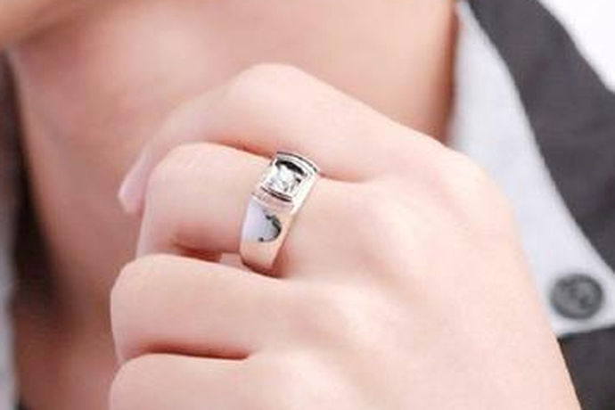 戒指是一种任何人都可以佩戴在手指上的装饰品，戴在不同的手指代表的含义不同，现在多用戒指作为定情信物或者是爱情的见证物。单身人士也通过佩戴不同手指的戒指暗示自己的情感、心理状态。大部分人对女生戒指戴法较为熟悉，男生佩戴戒指同样不能随意。