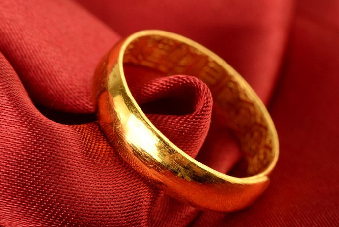 黄金戒指一直是首饰的首选材质，市场上的黄金款式也日渐多了起来，龙凤镯，金耳环，金项链，金戒指等都是结婚时不可缺少的一份，黄金饰品能够在结婚当天更好的衬托新娘的气质，穿金戴银，在宾客看来，新娘结婚后日子也是富裕并且幸福的。那么面对市场上如此的黄金品牌，如何选择适合自己的黄金戒指定制品牌呢？