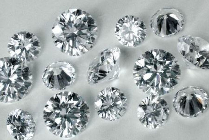 钻石是排名第一的宝石，珠宝界当之无愧的霸主，许多人都为它璀璨夺目的光芒所着迷。钻石也有高低不同的价格，而钻石的品质直接决定钻石的价格。衡量钻石品质的就是4C标准，净度是其中最关键最重要的标准，它能够明确表明钻石是否属于完美无暇。钻石净度FL级别是否真的就是完美得如同一张白纸呢？