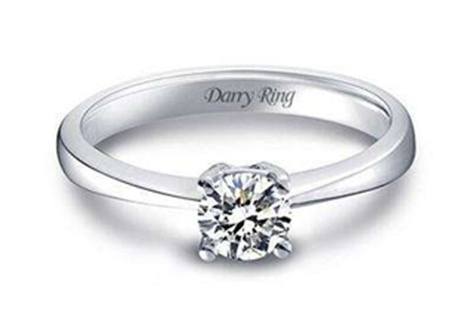 戴瑞Darry Ring的市场定位比较特殊，它并不能被简单归纳为一线或二线的珠宝品牌，而是具有特殊性的定制钻戒品牌。凭借着“一生只为一人”的广告语打开国内市场后，戴瑞Darry Ring不仅成为年轻人追捧的对象，不少明星也纷纷成为该品牌的忠实客户。
