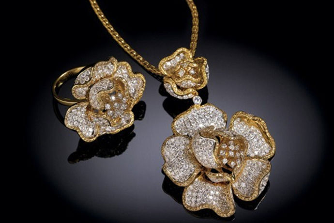 蒂爵DERIER是一个国内珠宝品牌，总部位于深圳。2000年在香港首先成立了蒂爵国际珠宝集团，方便在中国进行推广活动，2002年蒂爵国际珠宝集团收购了深圳的伊丽珠宝，并在深圳正式成立蒂爵珠宝有限公司，旗下的产品包括钻石戒指、铂金首饰、K金饰品等。