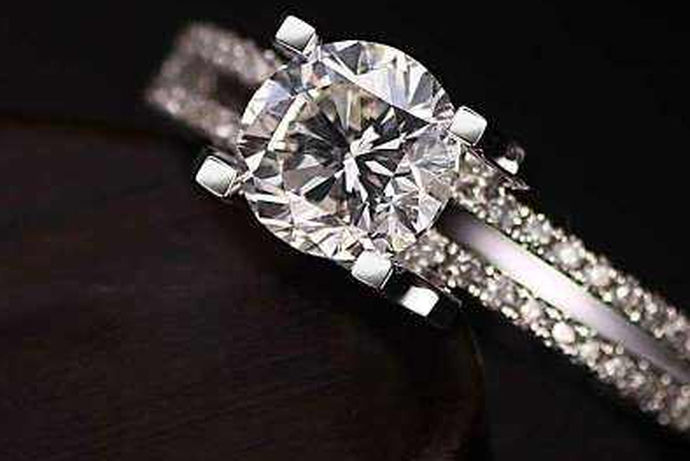 十八K金铂金钻石戒指是目前珠宝市场中最常见使用频率最高的两种不同的戒托材质。许多人在购买钻石戒指的时候都会发现在戒托材质上有十八K金和铂金两种选择，对于不了解这两种材质之间的区别的消费者来说，只能通过价格来选择。