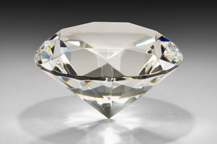 从古至今，人类对宝石的钟爱程度，可以说达到了迷恋的水平，而宝石的魅力是天然特色有极尽魅力的表现之方法，也因为有了极高的价值。当然对宝石进行称重，人们想了奶多方法，每一粒种子作为基本的单位，成为计量的主要标准，这就是钻石ct单位由来，也是从计量的角度，传下来至今仍然在用的克拉计量单位的基本标准。这个新的计 量单位，就成为现在仍然沿用的钻石计量的标准，是确定钻石价值的标准。