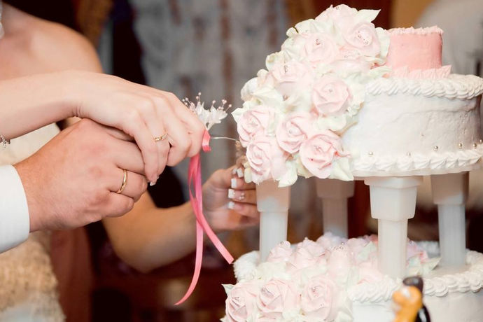 大部分的婚礼上最后都会有一个切蛋糕的环节，这个环节一般是放在新郎新娘互换戒指，互相宣誓之后。切蛋糕看似简单，但是在婚礼上切蛋糕之前会让两个新人许愿，这个时候不能冷场，所以还需要主持人在一旁进行主持，保证婚礼流程的有序进行。