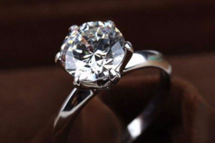 结婚戒指来源是指的从什么时候开始人们开始结婚戴戒指的，戒指又是如何的出现的。当代的年轻人结婚都是要购买喜欢的结婚戒指佩戴的，而可以选择的婚戒材质款式也是有很多的，比如有黄金、铂金、钻石、珍珠、宝石、翡翠等等。