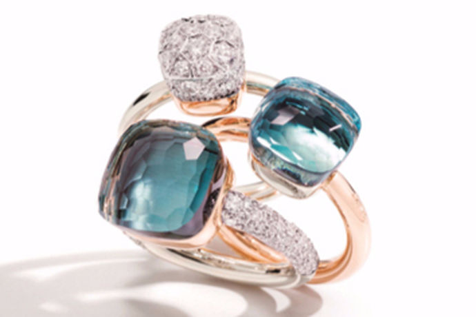 珠宝戒指款式是指的镶嵌有宝石的戒指的款式。珠宝指的是什么呢？很多人的印象中珠宝就是宝石，其实不然，宝石还有翡翠，钻石等等。珠宝戒指的价格一般都是比较昂贵的，特别是一些成色比较好的宝石，价格更是高的惊人。