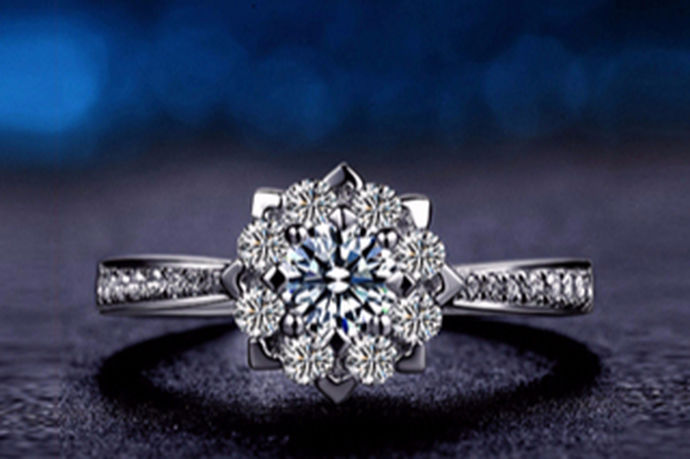 钻戒款式是指的使用铂金作为戒圈，使用钻石作为戒面或者装饰的戒指的样式。现如今钻石戒指的价格虽然说没有过去那么高，但是克拉大一点的钻石的价格还是不菲的，因此钻戒一般都是在求婚的时候购买或是结婚的时候购买，两者情况外都是很少有人佩戴的。