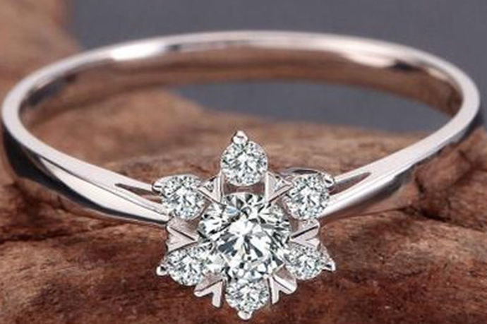 戒指，指用金属或其他材料做成的小环，常镶有宝石，戴在手指上可以作为装饰品、纪念物或者护身符，或用作印章。那么你知道这枚小小的戒指的含义吗？下面。随小编了解一下吧。